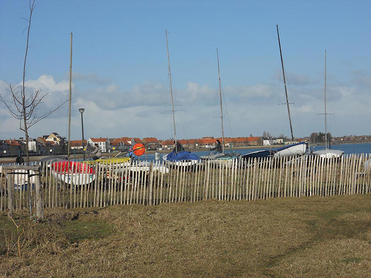 Kastanje hekwerk vind je vooral terug als omheining voor moestuinen, volkstuinen, kippenrennen, kennels, vijvers en zwembaden. 