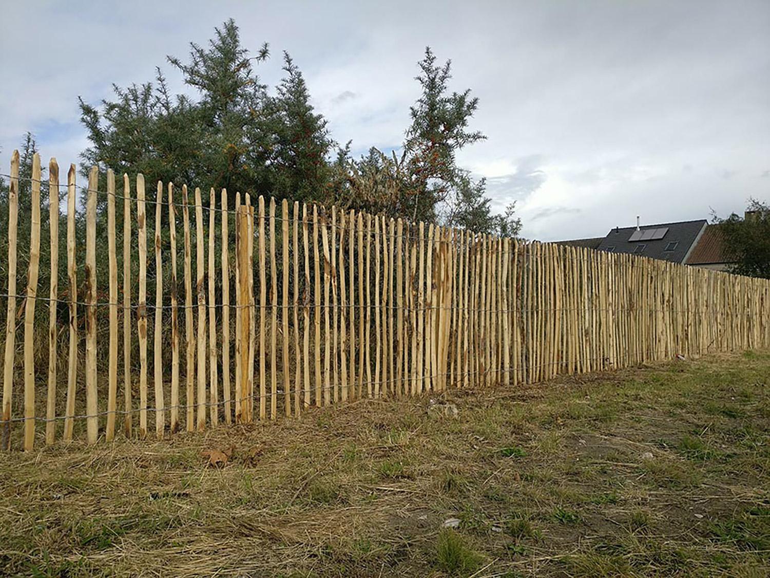 Kastanje afsluiting rond tuin plaatsen