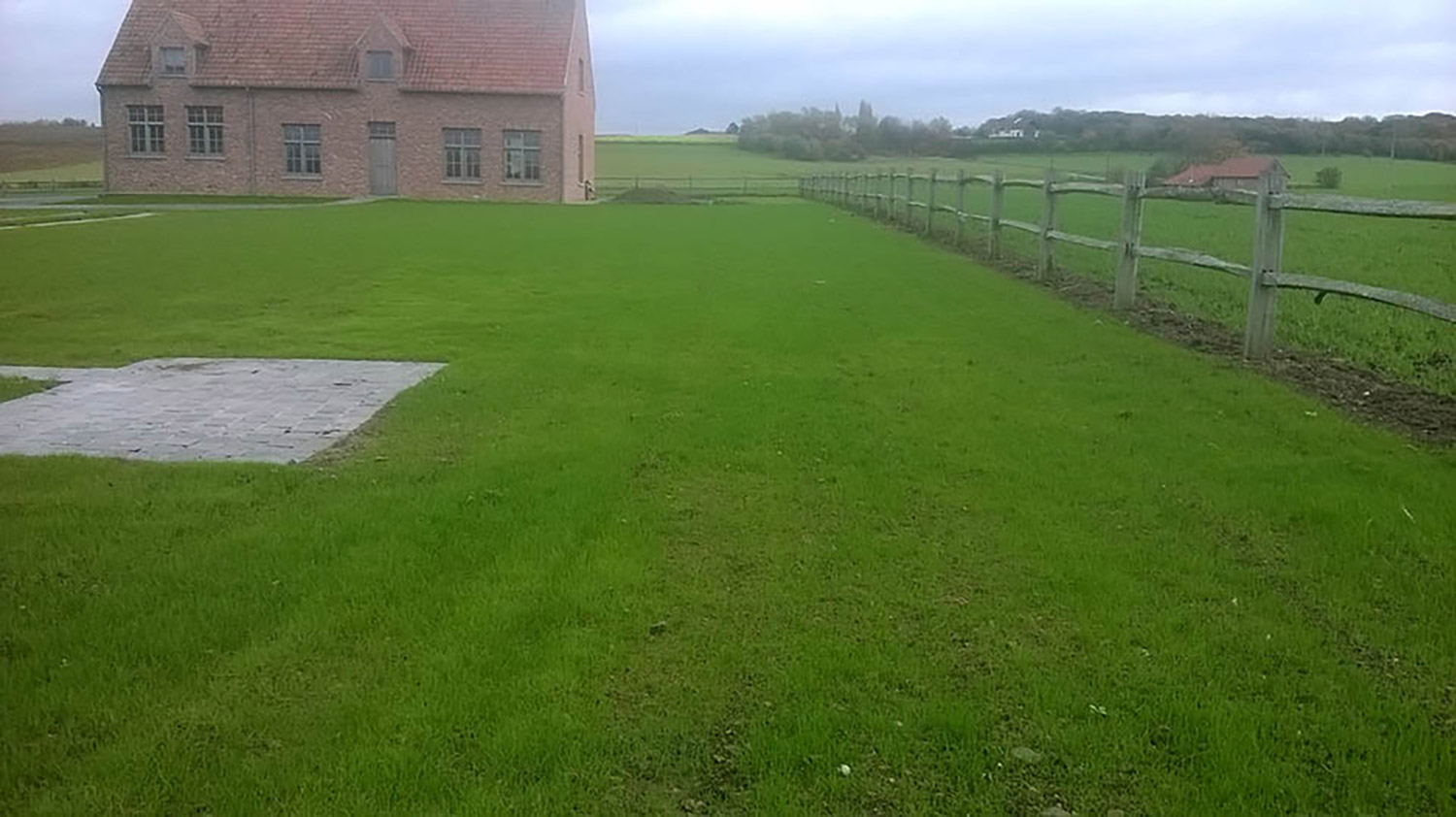 gazon-zaaien-gras-zaaien-leggen-graszoden-grasrollen-rolgazon-grasmatten-leggen-plaatsen