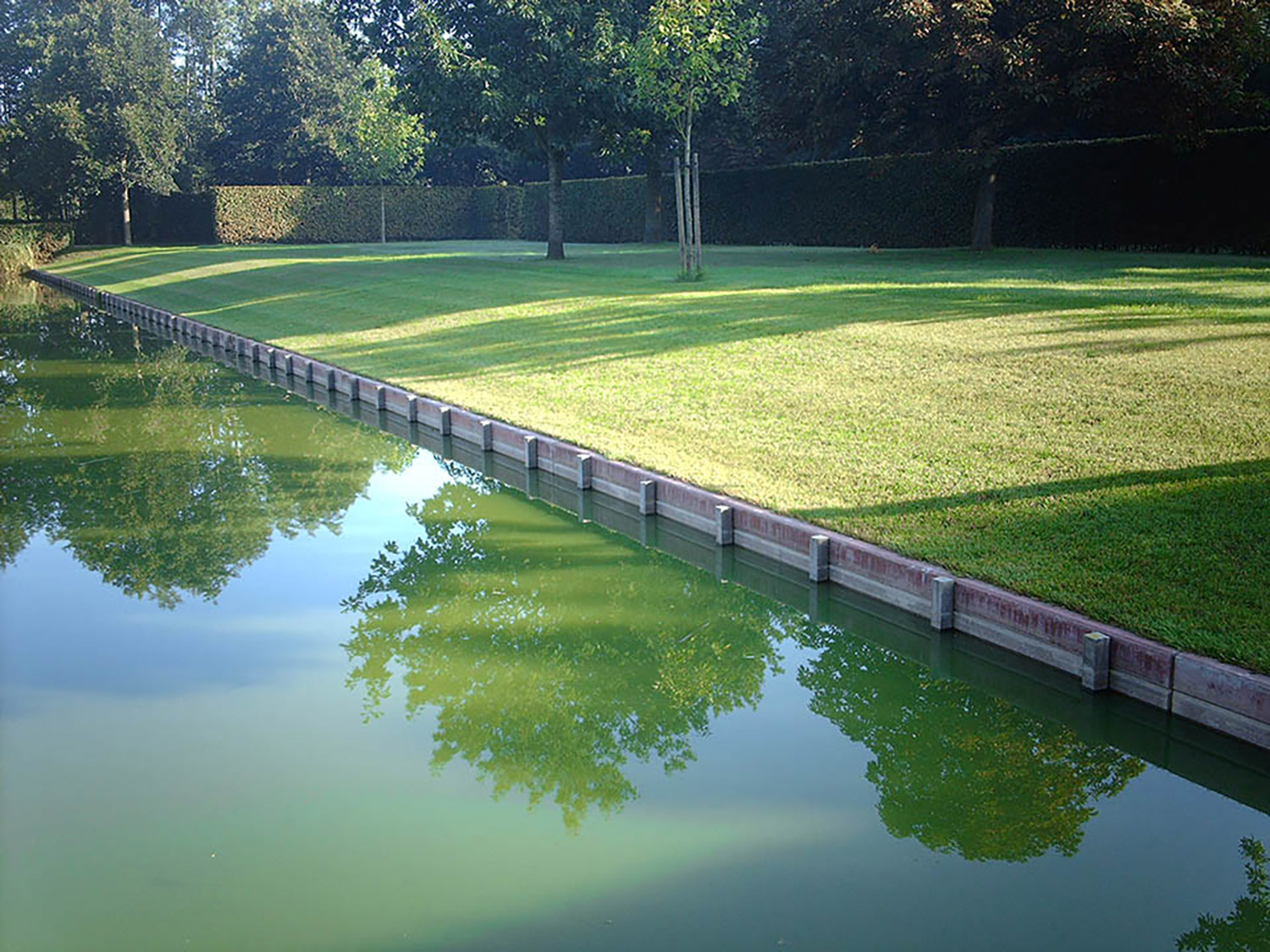 gazon-zaaien-gras-zaaien-leggen-graszoden-grasrollen-rolgazon-grasmatten-leggen-plaatsen