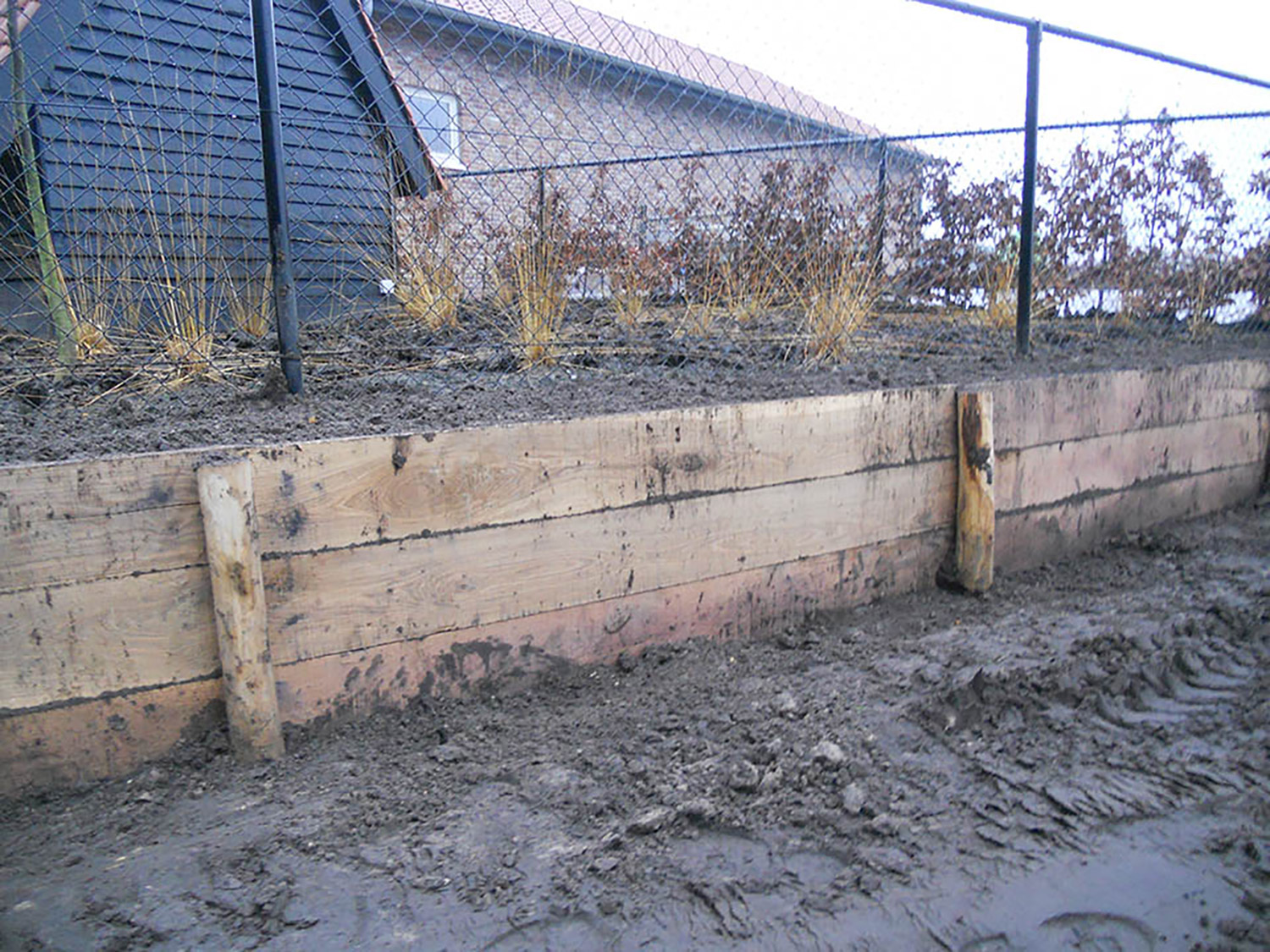 grasberm-zaaien-grondwerk-bomen-planten-keermuur-oeverversterking-bodembedekkers-gras-maaien-nivelleren-grond-tuin-pist