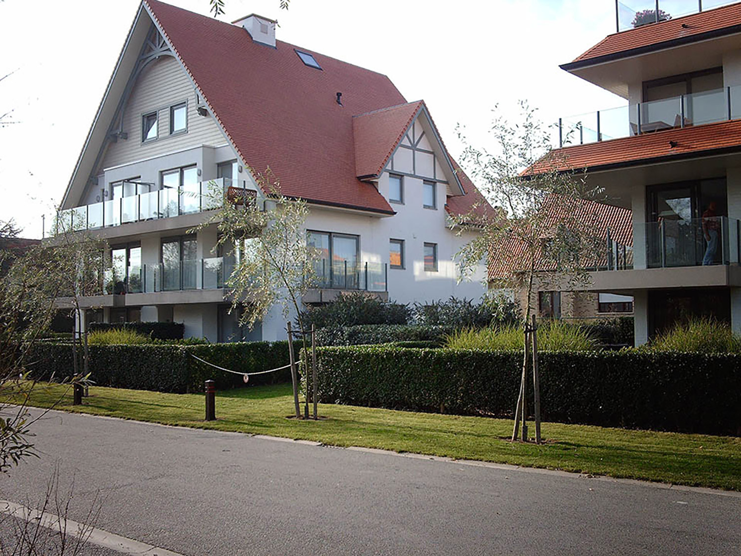 grasberm-zaaien-grondwerk-bomen-planten-keermuur-oeverversterking-bodembedekkers-gras-maaien-nivelleren-grond-tuin-pist