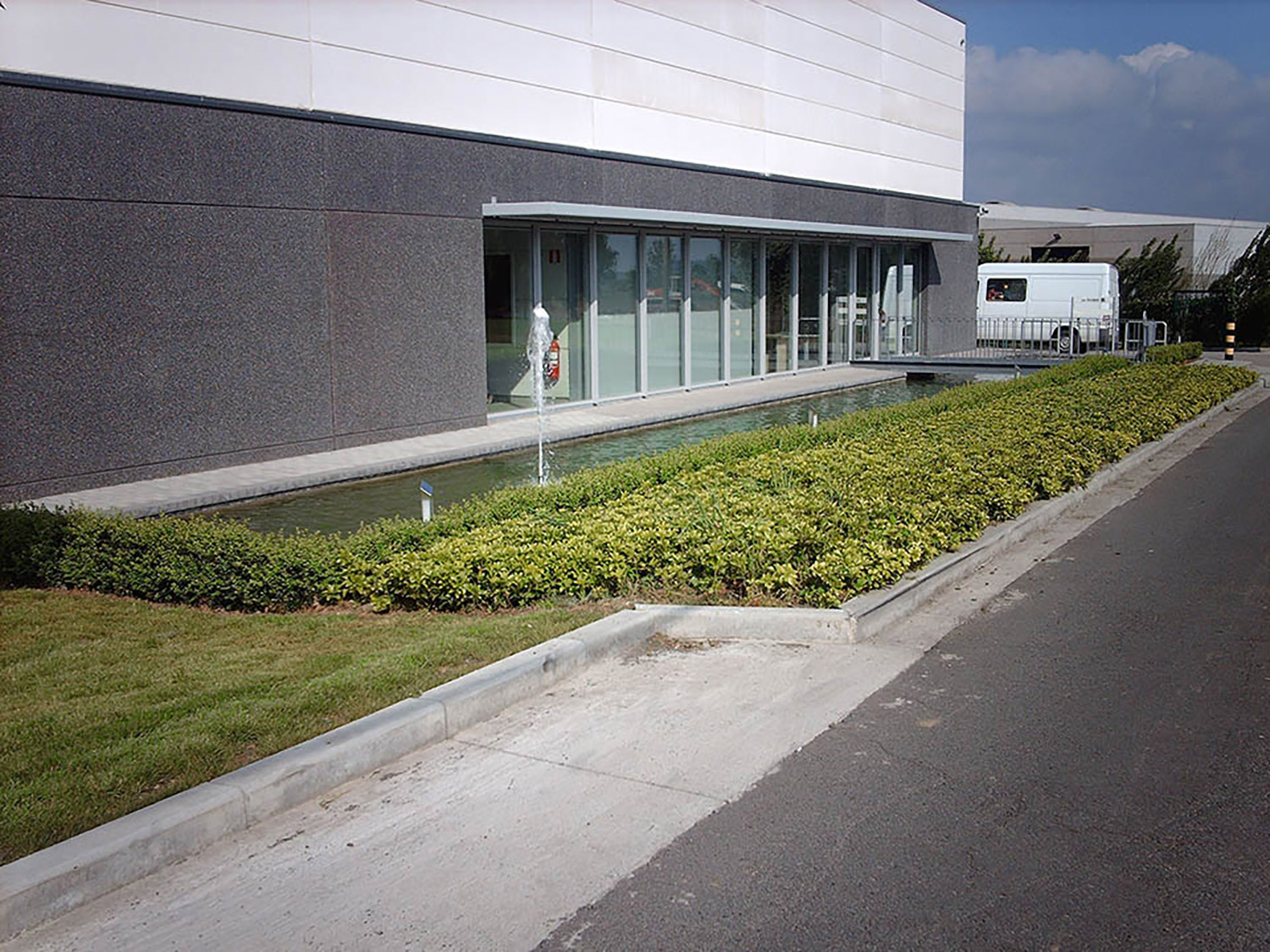 grasberm-zaaien-grondwerk-bomen-planten-keermuur-oeverversterking-bodembedekkers-gras-maaien-nivelleren-grond-tuin-pist