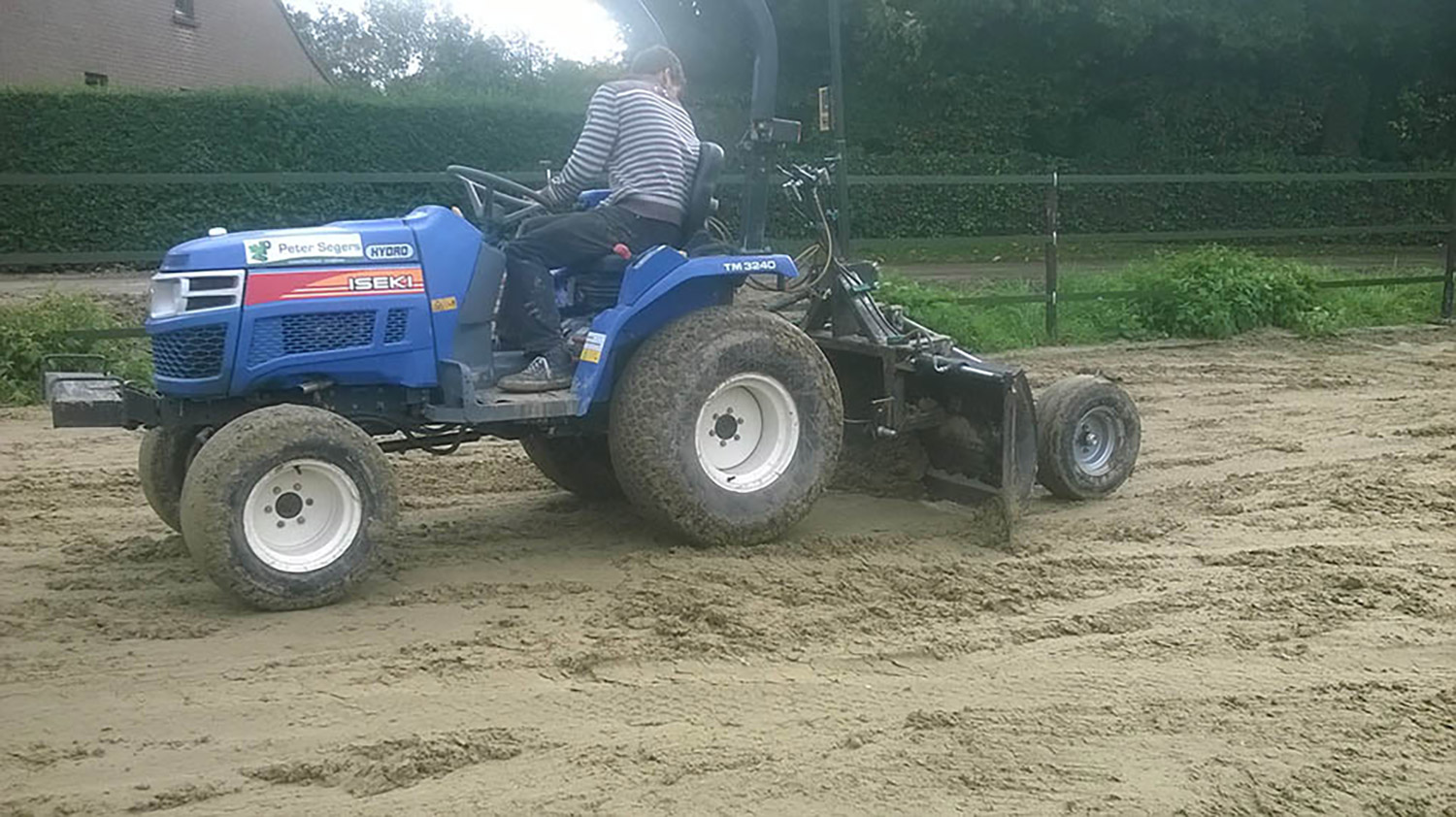 grasberm-zaaien-grondwerk-bomen-planten-keermuur-oeverversterking-bodembedekkers-gras-maaien-nivelleren-grond-tuin-pist