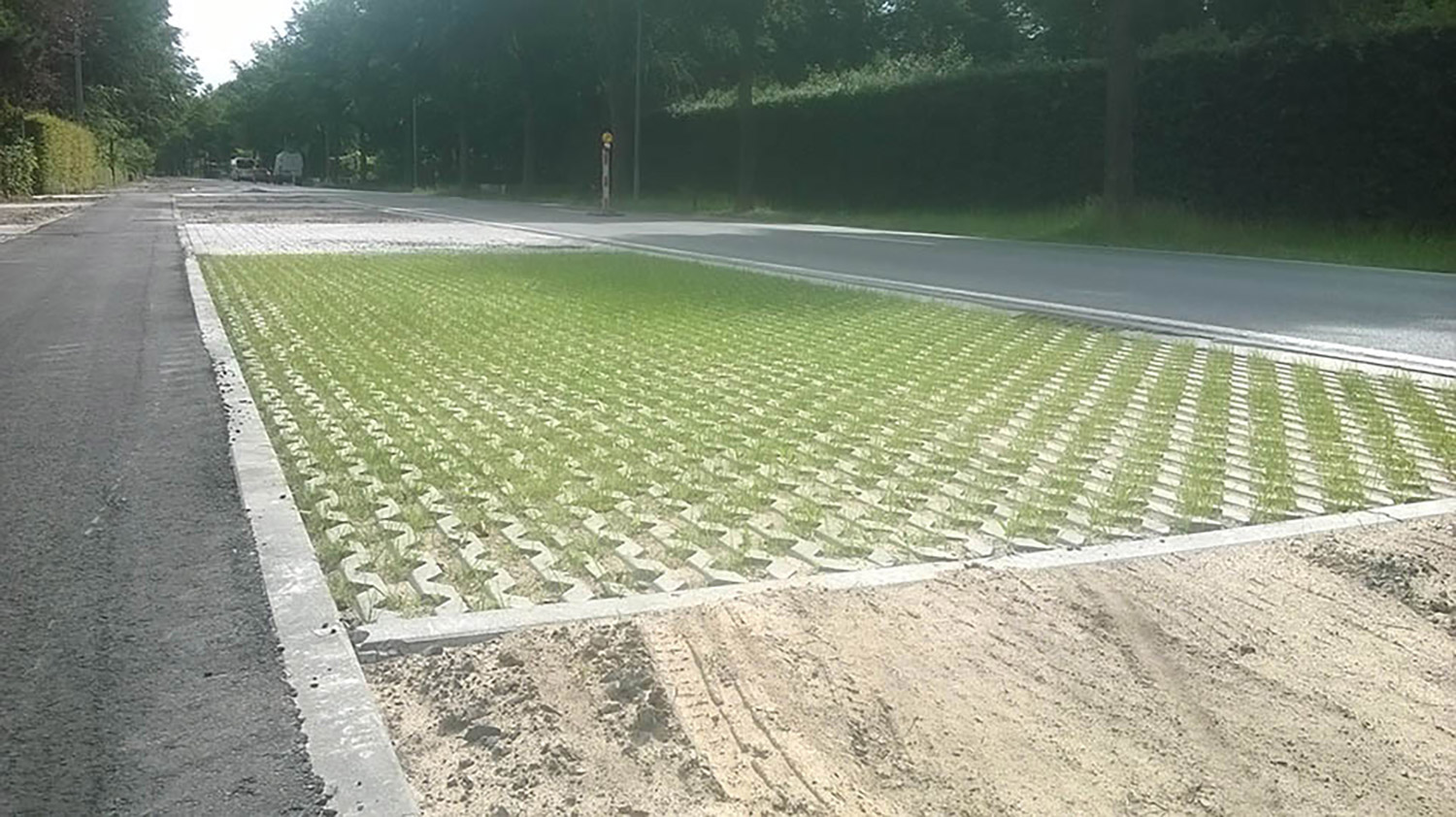 grasberm-zaaien-grondwerk-bomen-planten-keermuur-oeverversterking-bodembedekkers-gras-maaien-nivelleren-grond-tuin-pist