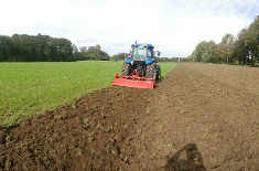 voorbereiden van het terrein, frezen van de graslanden